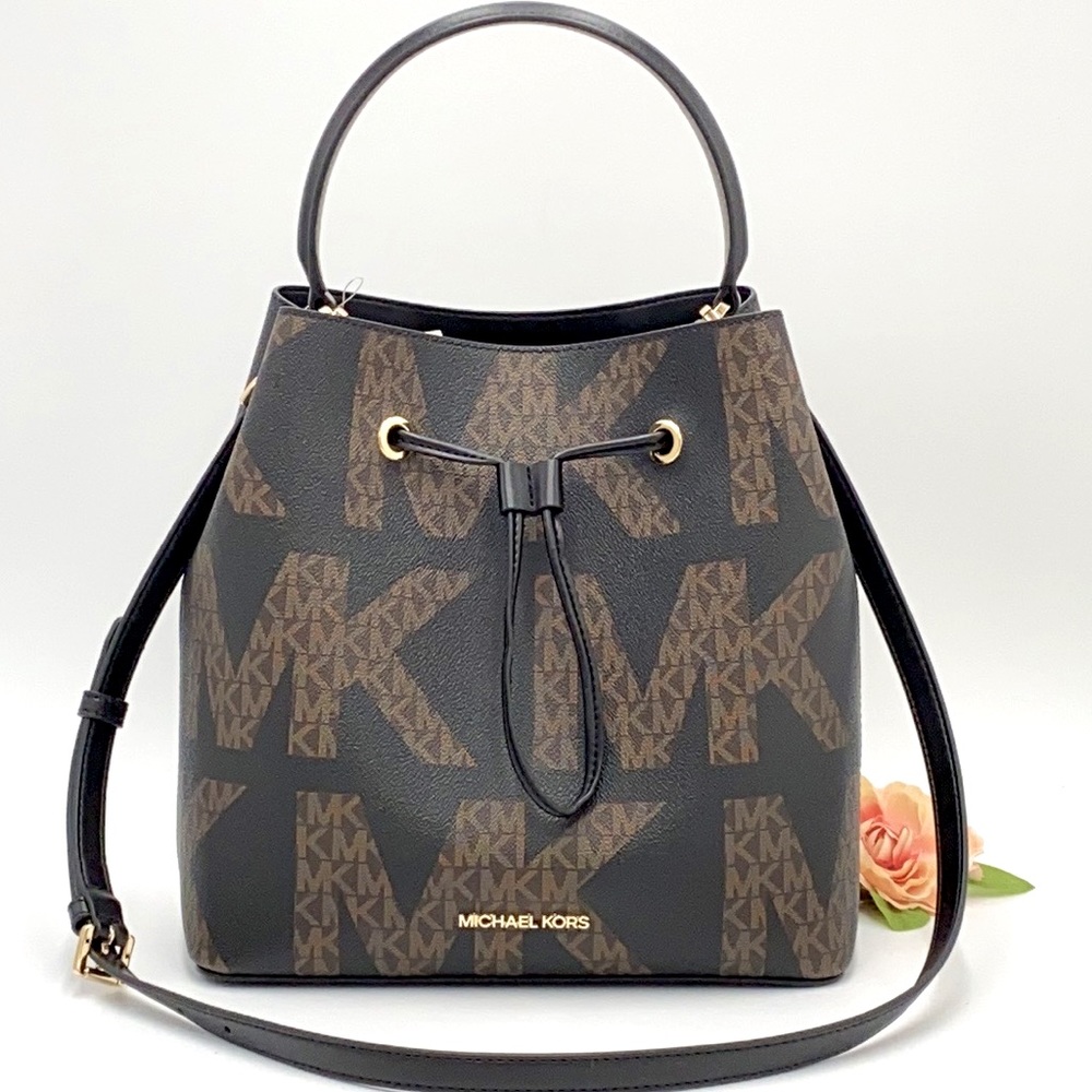 MICHAEL KORS SURI LARGE BUCKET MESSENGER BLACK BRW